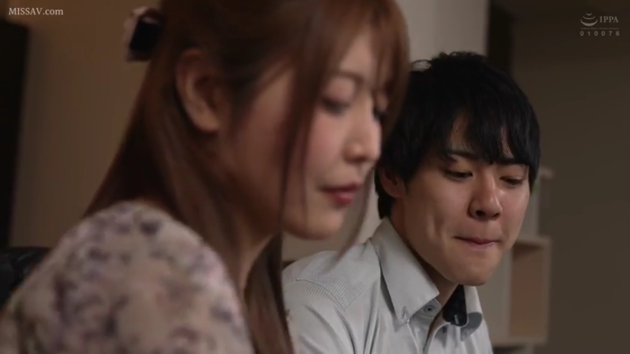 室内 · 坐姿 · 面部特写 · 剧情 · 注视 · 碎花上衣 · 抿嘴