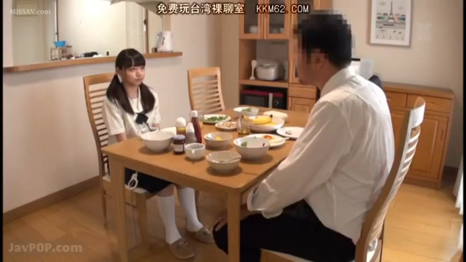 坐姿 · 角色扮演 · 中景 · 平静 · 学生制服 · 手铐 · 餐厅 · 用餐