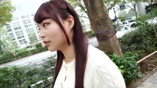 站立 · 自然 · 散步 · 白色毛衣 · 侧脸特写 · 户外街道 · 素人风格