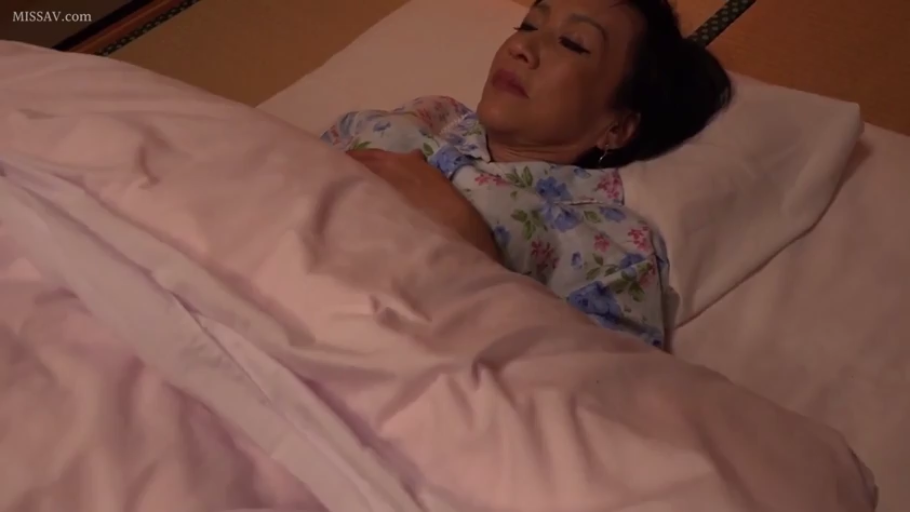 顔 · 寝室 · 平静 · 枕头 · 熟女 · 侧卧 · 休息 · 碎花睡衣