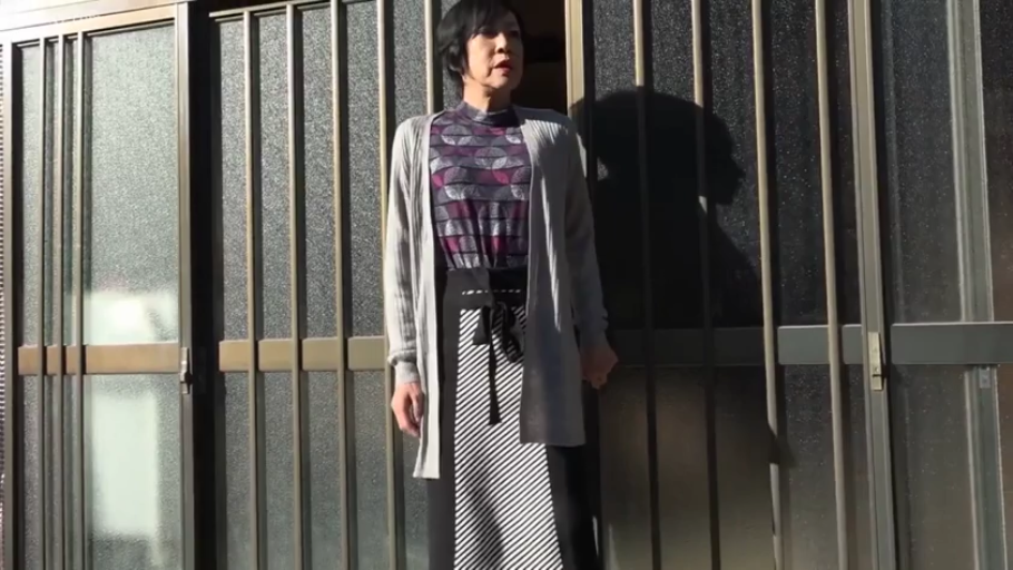 严肃 · 站立 · 站立 · 远景 · 针织开衫 · 全身镜头 · 滑动门 · 户外住宅门口