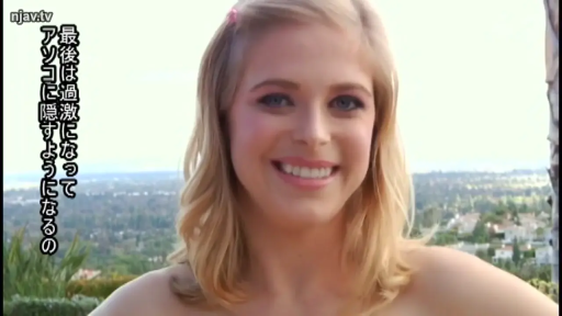 脸部特写 · 对视 · 阳台 · 笑容 · 金发 · 正面 · 露肩