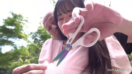 胸部特写 · 闭眼 · 户外 · 强迫 · 粉色衬衫 · 剪刀 · 背后环抱 · 剪开衣服