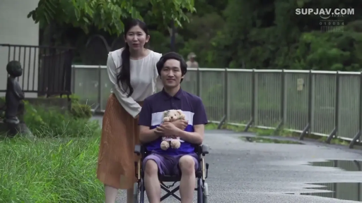 站立 · 休闲服饰 · 户外 · 剧情内容 · 平和 · 玩偶 · 推轮椅