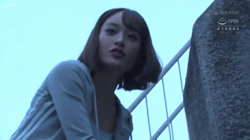 俯身 · 观察 · 近景 · 户外 · 栏杆 · 仰视 · 灰色卫衣 · 冷淡