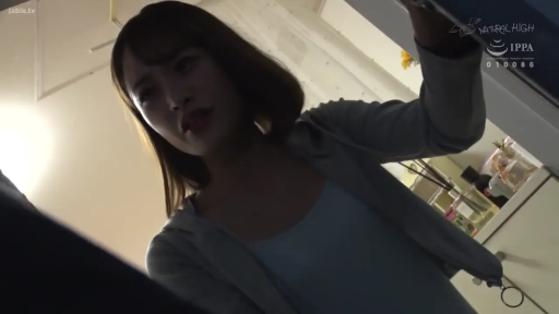 室内 · 严肃 · 俯身 · 面部特写 · 注视 · 置物架 · 灰色连帽衫 · 中长发