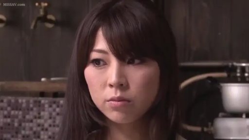 面部 · 特写 · 厨房 · 凝视 · 水龙头 · 忧愁 · 侧望 · 深色常服