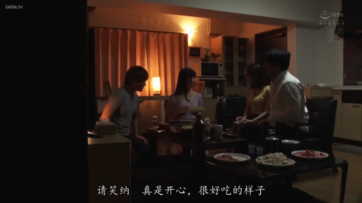 全景 · 客厅 · 家庭聚会 · 围坐 · 自然表情 · 餐桌餐具 · 日常便装 · 聚餐交谈