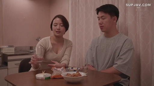 室内 · 站姿 · 兔女郎装 · 手机 · 模糊 · 手机界面 · 二维码 · 广告推广