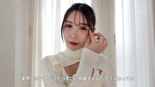 室内 · 微笑 · 面部特写 · 正面 · 日文字幕 · 白色高领镂空毛衣 · 手触面部