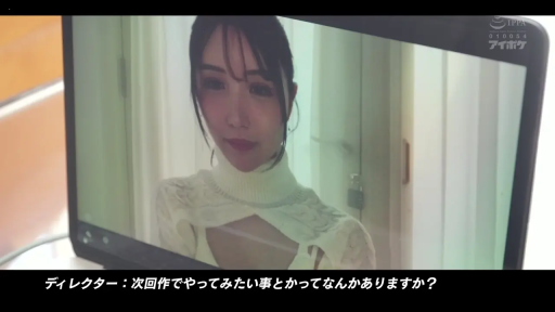 室内 · 座り姿勢 · 微笑 · 顔のクローズアップ · 访谈对话 · 高领镂空毛衣