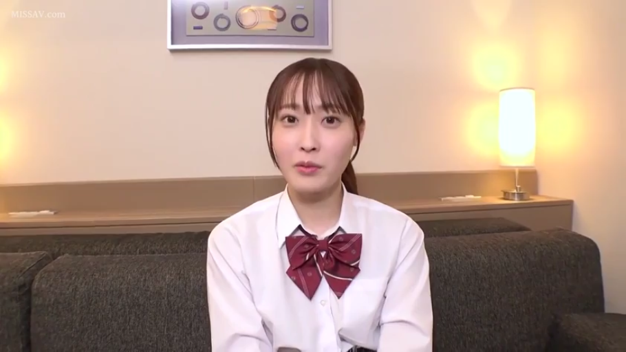 室内 · 坐姿 · 沙发 · 面对镜头 · 自然 · 半身 · JK制服 · 长发