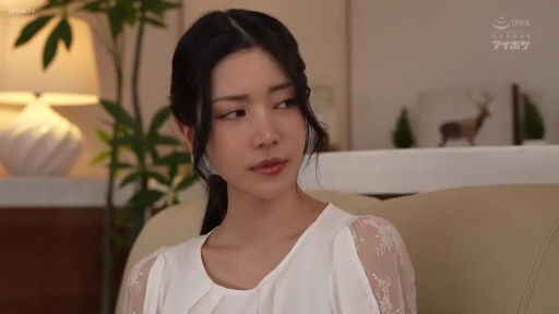 Sitting Posture · 面部 · Contemplation · 平静 · Desk lamp · Living room · 白色蕾丝衫 · Ponytail