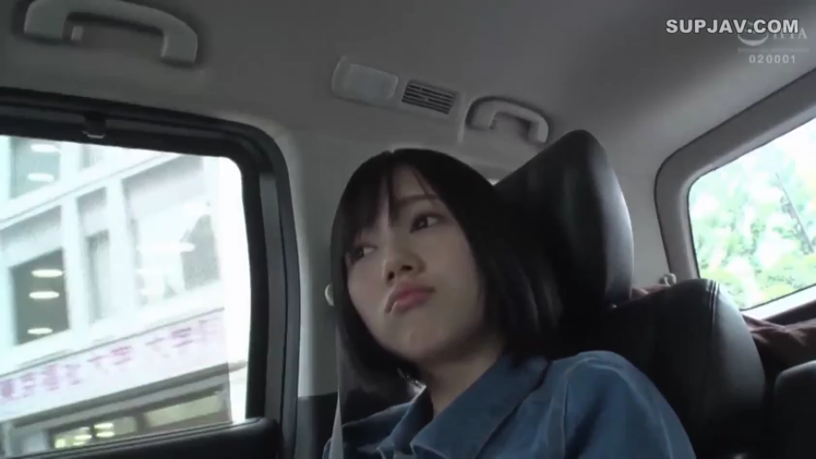 面部特写 · 凝视 · 车内 · 短发 · 汽车座椅 · 蓝色上衣 · 靠坐 · 撇嘴