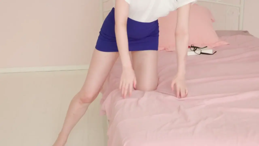 卧室 · 蓝色包臀裙 · 腿部 · 跪姿