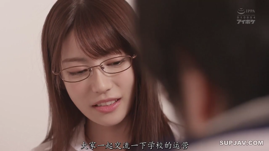 室内 · 交谈 · 眼镜 · 白衬衫 · 微笑 · 面部特写 · 长发 · 面对面