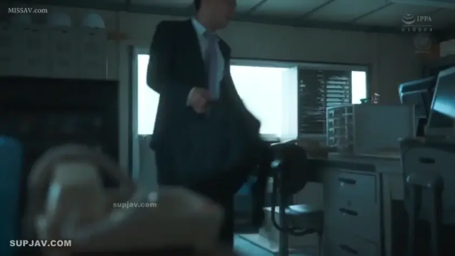 专注 · 办公室 · 站立 · 办公桌 · 中景 · 西装 · 职场 · 整理衣服