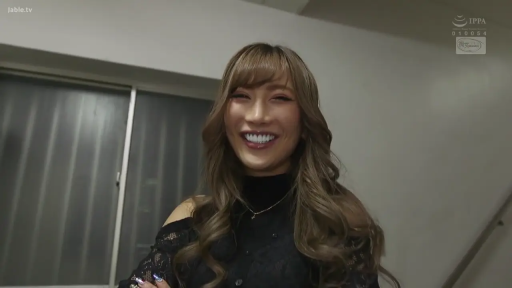 室内 · 微笑 · 项链 · 半身特写 · 正面站立 · 开朗 · 轻熟 · 黑色蕾丝透视装