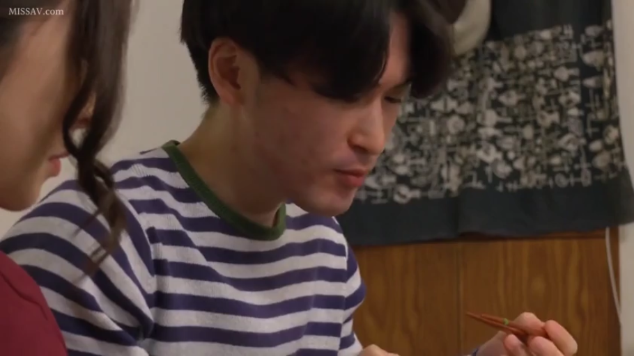 室内 · 坐姿 · 专注 · 条纹衫 · 进食 · 侧脸特写 · 生活化 · 筷子