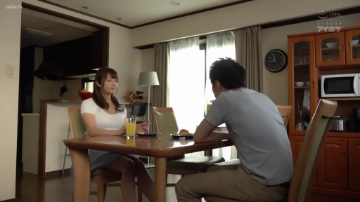 站立 · 字幕 · 全景 · 自然 · 餐厅 · 递饮料 · T恤短裙 · 果汁杯