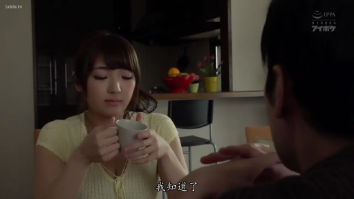 坐姿 · 交谈 · 全身 · 字幕 · 平静 · 客厅 · 餐桌 · 日常服饰