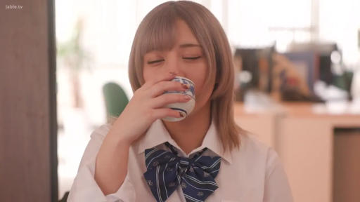 室内木地板 · 低头俯视 · 诱惑摆拍 · 含蓄微笑 · 蕾丝发带与黑色背心 · 面部与领口特写 · 女仆装元素 · 事业线聚焦
