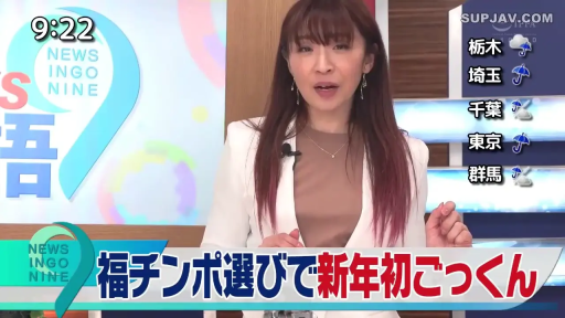 站立 · 半身 · 职业装 · 认真 · 熟女 · 麦克风 · 演播室 · 播报