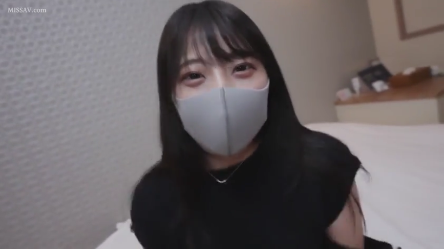 室内 · 坐姿 · 面部特写 · 针织衫 · 柔和光线 · 花瓶 · 忧伤 · 低头抚颈