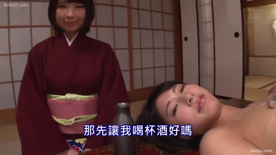 坐姿 · 露乳 · 享受 · 暗室 · 抚摸胸部 · 润滑油 · 身体特写 · 灰色丁字裤