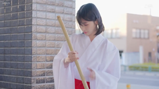 站立 · 中景 · 屋外 · 巫女服