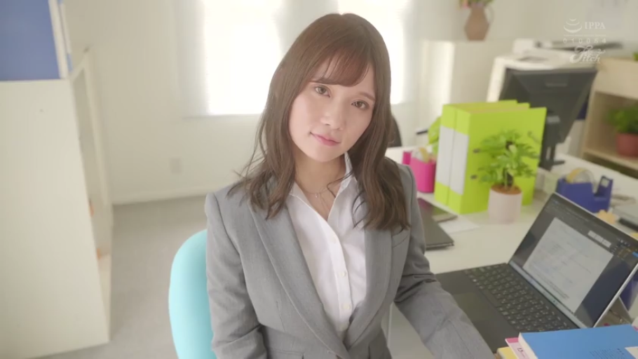 坐姿 · 脸部 · 专注 · 办公室 · 字幕 · 职业装 · 办公