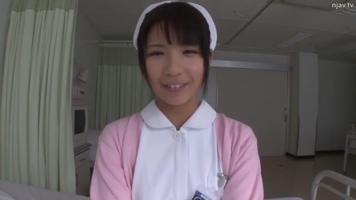 坐姿 · 护士服 · 角色扮演 · 中景 · 微笑 · 面对镜头 · 医院病房