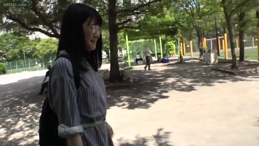 室内 · 坐姿 · 露乳 · 愉悦 · 裸体 · 进食 · 勺子 · 上身特写