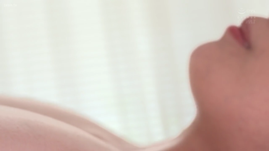 室内 · 仰臥 · 顔のクローズアップ · 裸体