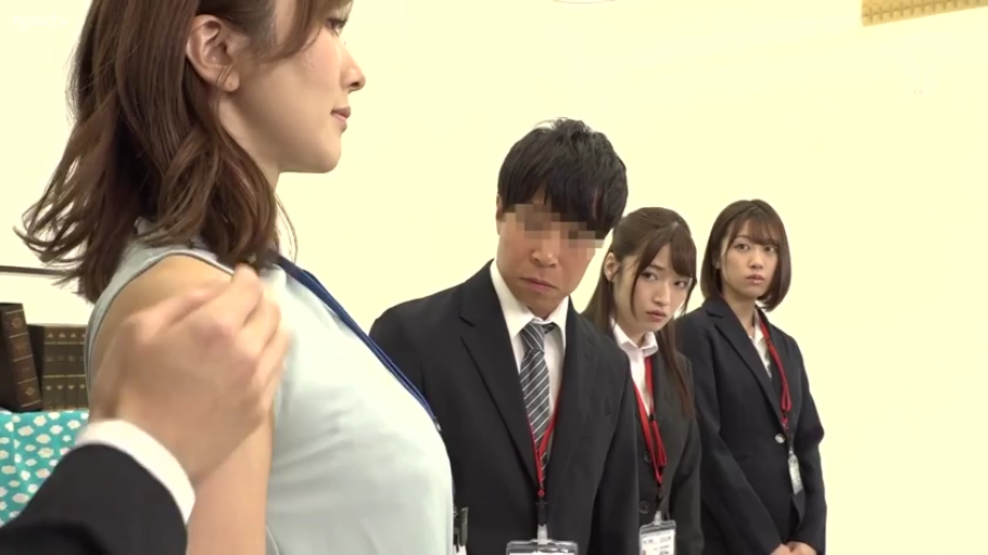 严肃 · 浅蓝色无袖衬衫 · 办公室 · 站立 · 侧身 · 多人 · 工牌 · 手搭肩膀