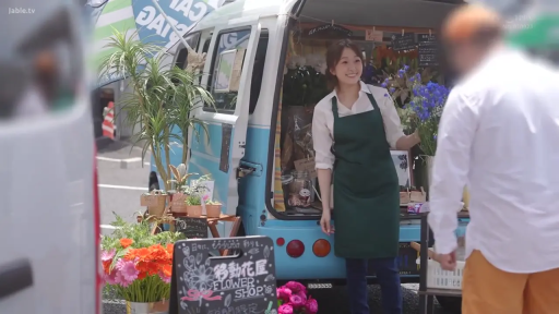 绿色围裙 · 面部特写 · 清纯风格 · 站立姿势 · 鲜花 · 甜美笑容 · 花店 · 持花摄影