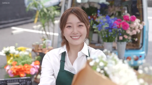 面部 · 站立 · 微笑 · 户外 · 鲜花 · 衬衫围裙 · 递花