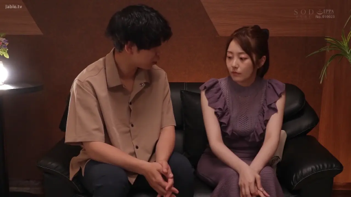 室内 · 坐姿 · 交谈 · 忧郁 · 中景 · 连衣裙 · 两人 · 易拉罐