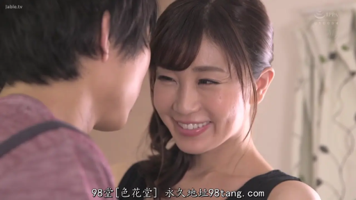 室内 · 面部特写 · 对视 · 熟女 · 黑色背心 · 挑逗微笑 · 相向而立