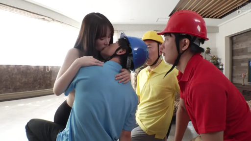 坐姿 · 投入 · 客厅 · 接吻 · 多人场景 · 安全帽 · 工作制服