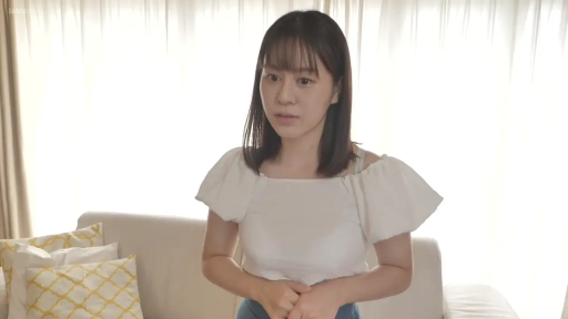 室内 · 站立 · 中景 · 白色泡泡袖上衣