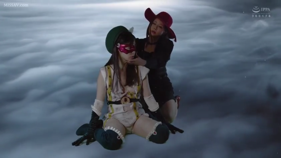 跪坐 · 中景 · 互动 · 面具 · 角色扮演服 · 迷茫 · 虚构场景 · 幻想