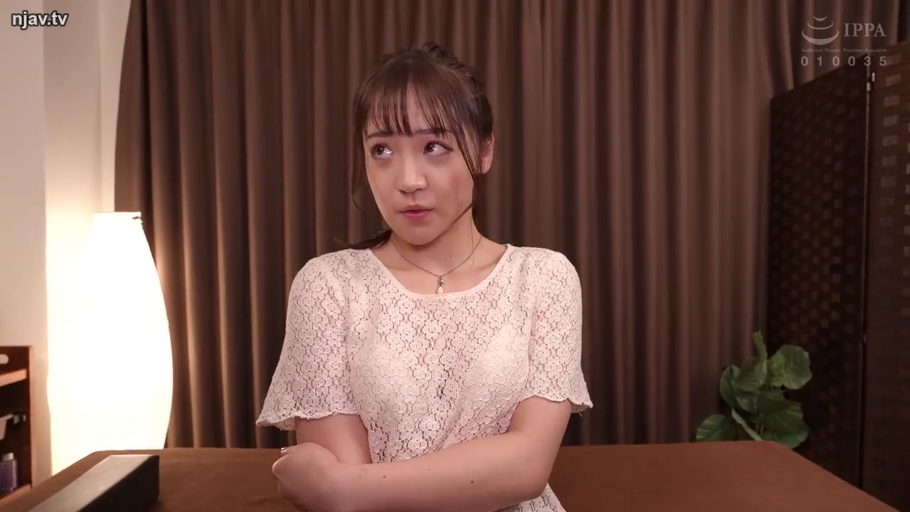 室内 · デスクライト · 上半身 · レースのトップ · 忧虑 · 张望 · 抱臂坐姿