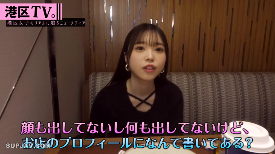 坐姿 · 交谈 · 半身特写 · 餐厅 · 综艺节目 · 咖啡杯 · 黑色交叉领上衣 · 说话中