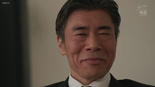 室内 · 脸部特写 · 微笑 · 注视 · 正面 · 中年男性 · 西服