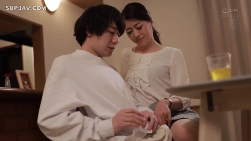 坐姿 · 严肃 · 客厅 · 衬衫 · 抚摸 · 水杯 · 室内灯光