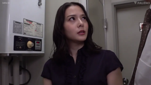 头部特写 · 侧向站立 · 忧虑 · 黑色短袖衬衫 · 热水器 · 室内设施旁 · 向上张望