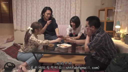 全景 · 酒杯 · 格纹衬衫 · 室内リビング · 围坐 · うれしい表情 · 四人社交 · 聚会干杯