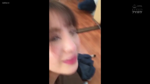 室内 · 全裸 · 跪き姿勢 · 性交行為 · 無表情 · 背部特写 · 棕发 · 散乱した衣類