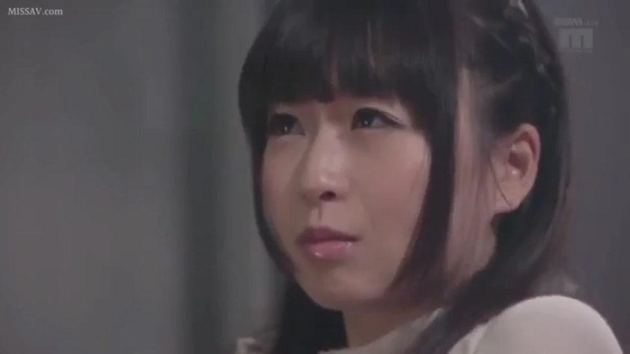 室内 · 顔部のクローズアップ · 平静 · 白い上着 · 凝視 · 正面 · アジア人女性